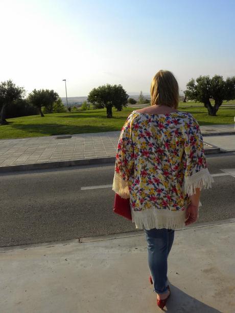 kimono, kimono flecos, kimono aliexpress, kimono zara en aliexpress, zara vs aliexpress, kimono flores zara, kimono flecos flores, los looks de mi armario, fashionblogger, kimono con jeans, http://www.loslooksdemiarmario.com/2014/07/outift-mi-tesoro-el-kimono-flecos-y.html