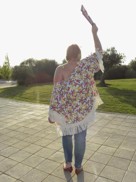 kimono, kimono flecos, kimono aliexpress, kimono zara en aliexpress, zara vs aliexpress, kimono flores zara, kimono flecos flores, los looks de mi armario, fashionblogger, kimono con jeans, http://www.loslooksdemiarmario.com/2014/07/outift-mi-tesoro-el-kimono-flecos-y.html