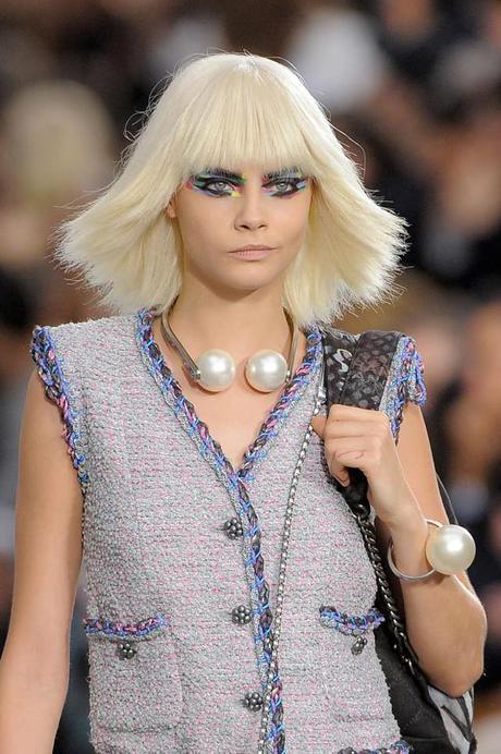 DIY cómo copiar un collar de chanel en 1300 € por menos de 2 € vídeo tutorial para hacer tu misma una copia o clon de un collar de moda de lujo por menos de 2 € con tus propias manos fácilmente.