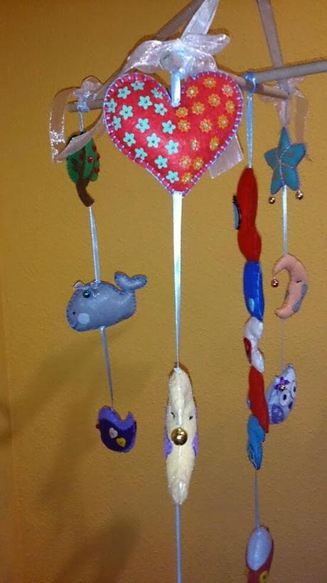 Móviles, letras decorativas y pulseras de mariposas.