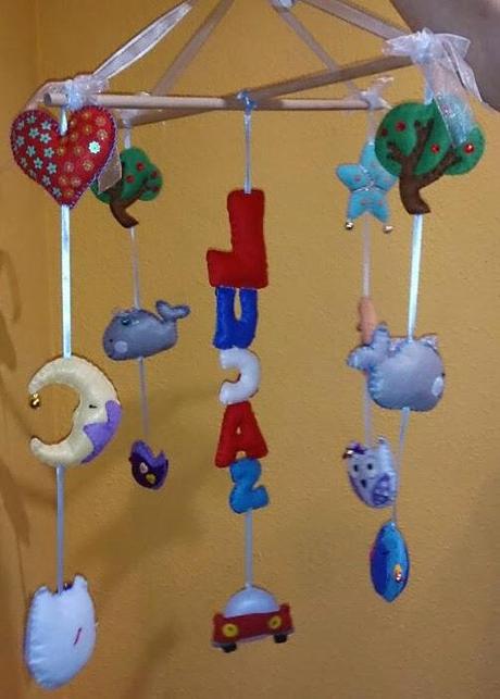 Móviles, letras decorativas y pulseras de mariposas.