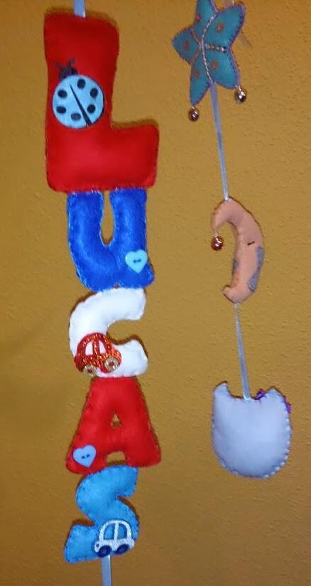 Móviles, letras decorativas y pulseras de mariposas.