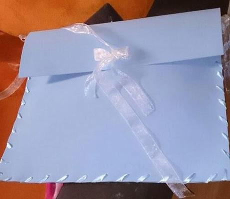 Móviles, letras decorativas y pulseras de mariposas.