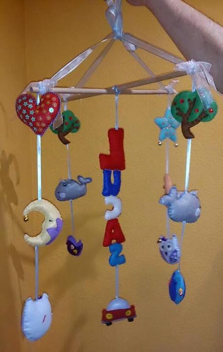 Móviles, letras decorativas y pulseras de mariposas.