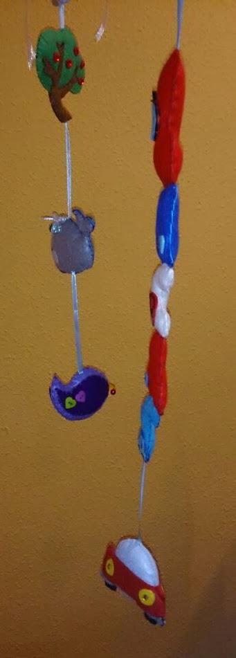 Móviles, letras decorativas y pulseras de mariposas.