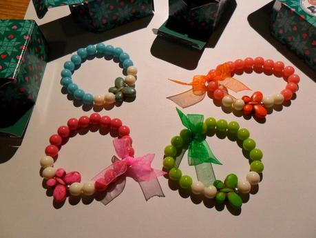 Móviles, letras decorativas y pulseras de mariposas.