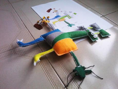 Dibujos de niños convertidos en muñecos de trapo.