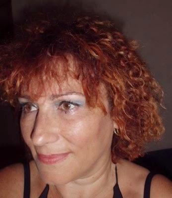 maquillaje de ojos celeste con una paleta de  mua