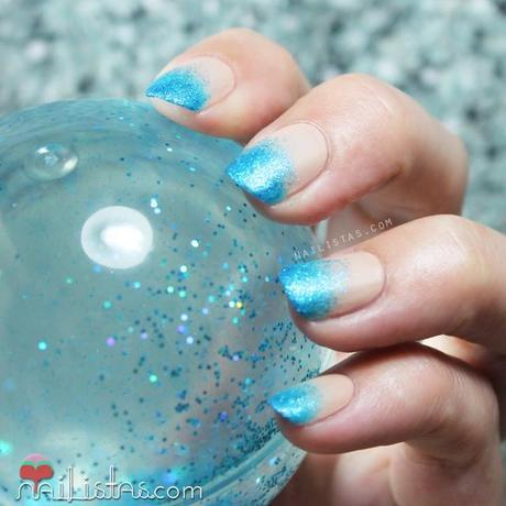 Nail art con degradado de esmalte de purpurina