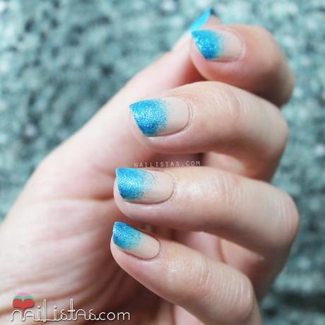 Nail art  en las uñas con degradado de esmalte de purpurina