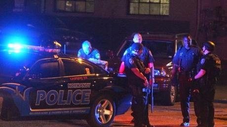 EEUU: Anonymous divulga nombre de policía que mató a afroamericano en Missouri