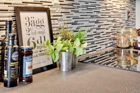 UN CÁLIDO APARTAMENTO EN GRIS Y MADERA