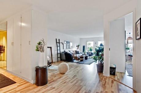 UN CÁLIDO APARTAMENTO EN GRIS Y MADERA