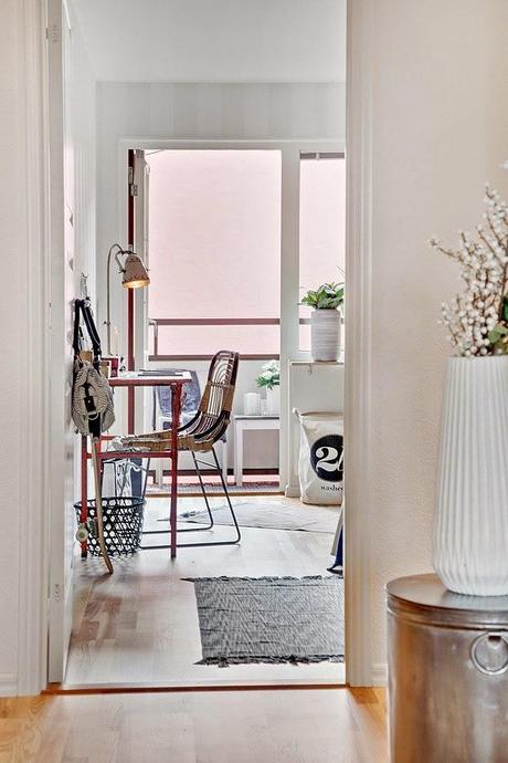 UN CÁLIDO APARTAMENTO EN GRIS Y MADERA