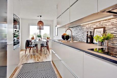 UN CÁLIDO APARTAMENTO EN GRIS Y MADERA