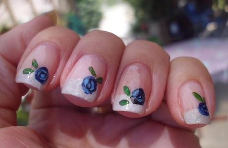 manicura rosas azules