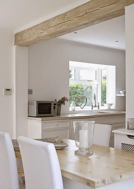 White cottage en la playa