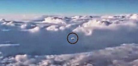 Video de un OVNI filmado por un tripulante de un avión