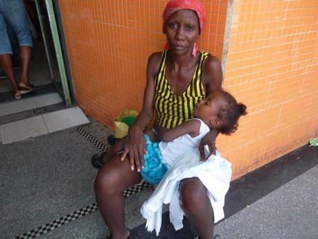 Maité con su hijo enfermo vendiendo bolsas. Foto cortesía: Miladys Carnel