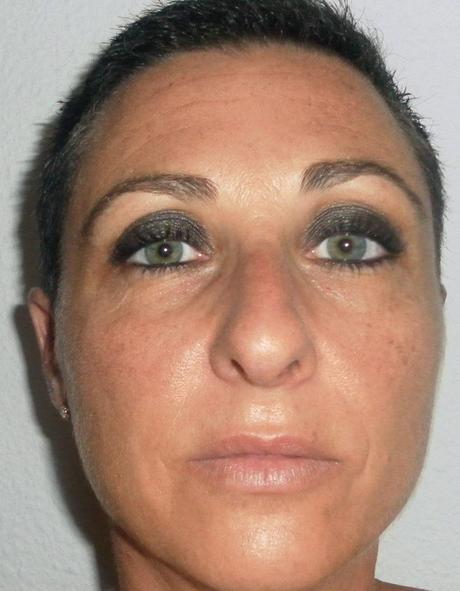 look ahumado, ahumado, maquillaje ahumado, eyeliner, lapiz negro, sombra negra, sombra café, labial nudé, labial rosa, correctores, maquillaje, makeup