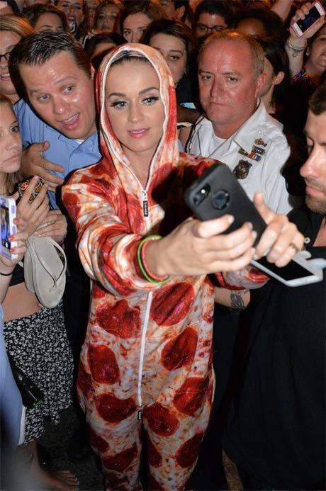 Katy Perry pizza pepperoni