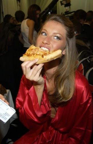 Gisele Bundchen comiendo pizza