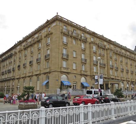 Happiness Everywhere goes to Donostia