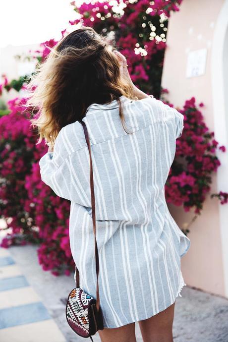 Beach_Outfit-Street_Style-Grey_Shirt-Stripes-White_Shorts-Wedges_Silver-6