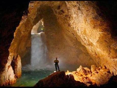 la cueva más profunda del mundo en absajia