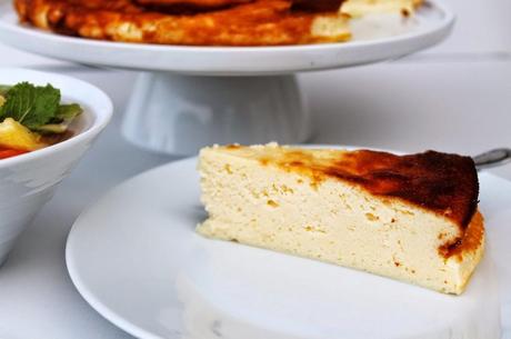 Pastel de yogur y ensalada de frutas en almíbar.