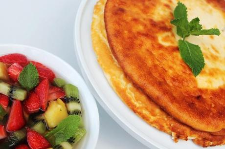 Pastel de yogur y ensalada de frutas en almíbar.