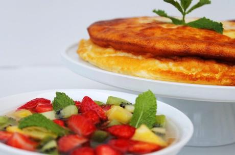 Pastel de yogur y ensalada de frutas en almíbar.