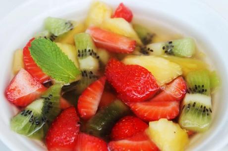 Pastel de yogur y ensalada de frutas en almíbar.