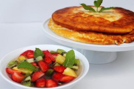 Pastel de yogur y ensalada de frutas en almíbar.