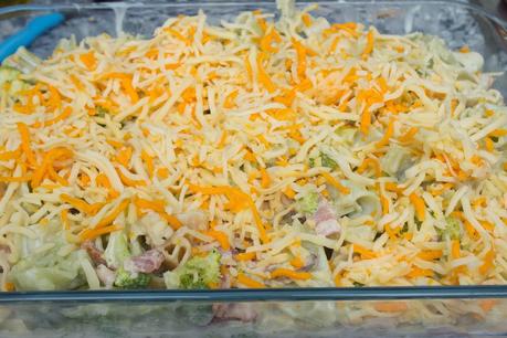 Pasta a la nata con dátiles, brócoli y bacon