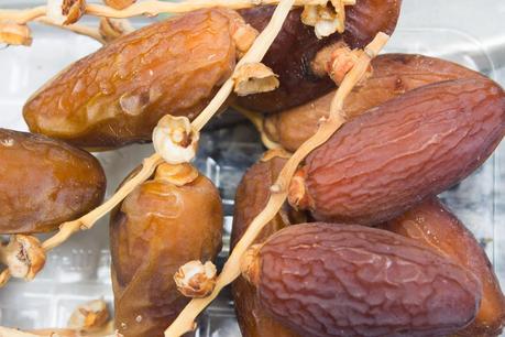 Pasta a la nata con dátiles, brócoli y bacon