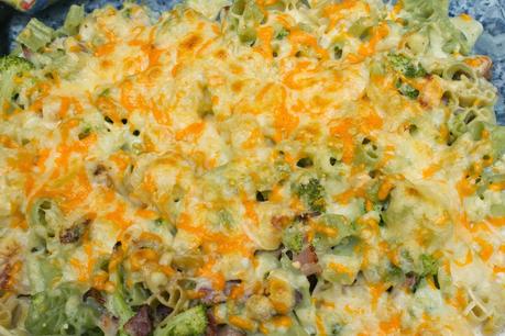 Pasta a la nata con dátiles, brócoli y bacon