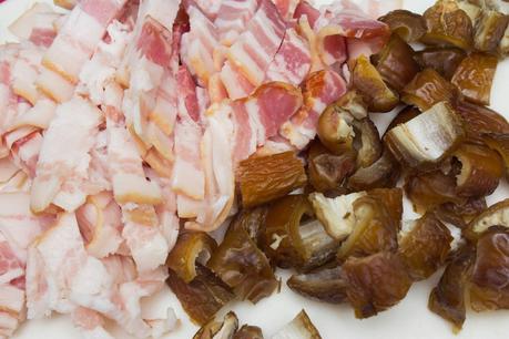 Pasta a la nata con dátiles, brócoli y bacon