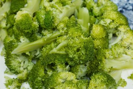 Pasta a la nata con dátiles, brócoli y bacon