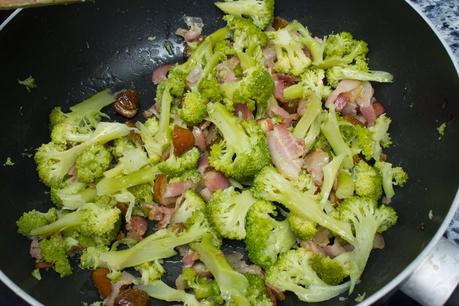 Pasta a la nata con dátiles, brócoli y bacon