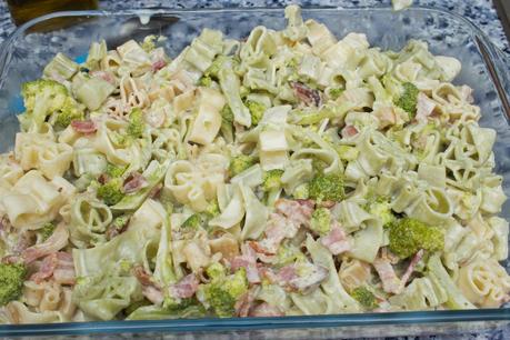 Pasta a la nata con dátiles, brócoli y bacon