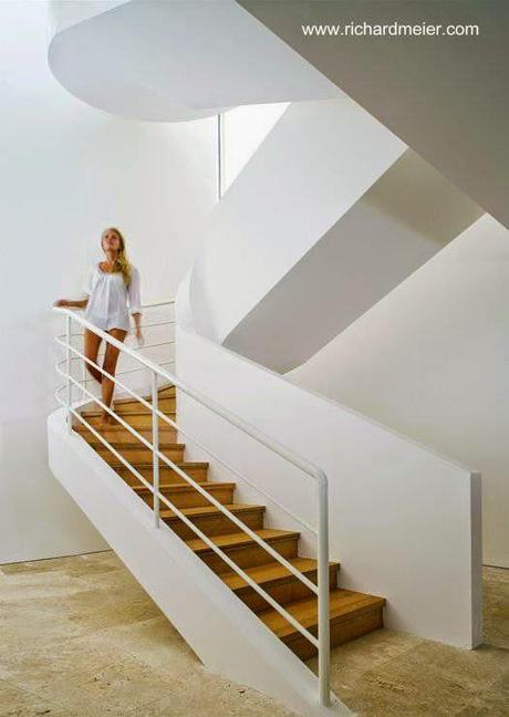Escalera interior de concreto y madera