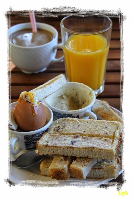 Soldaditos con mantequilla de anchoa para mojar en unos huevos pasados por agua