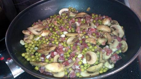 CHAMPIÑONES CON GUISANTES Y JAMÓN