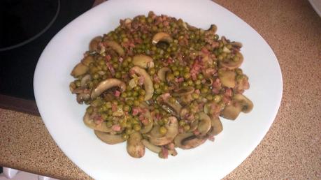 CHAMPIÑONES CON GUISANTES Y JAMÓN