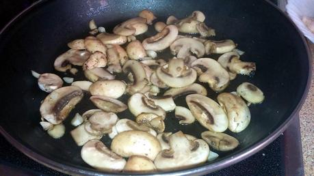 CHAMPIÑONES CON GUISANTES Y JAMÓN