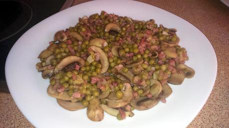 CHAMPIÑONES CON GUISANTES Y JAMÓN