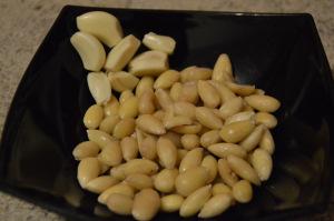 Almendras peladas y el ajo usado para dos personas.