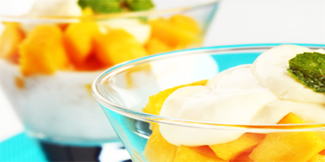 Postre de crema con duraznos