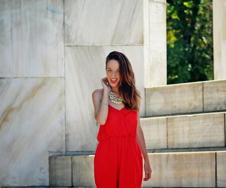 MONO ROJO Y COLLAR DE PERLAS